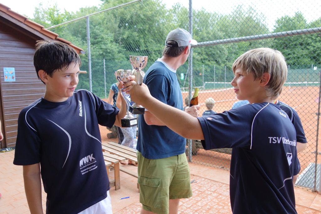 2014-07-10 Tennis Anstossen Valentin und Valerian